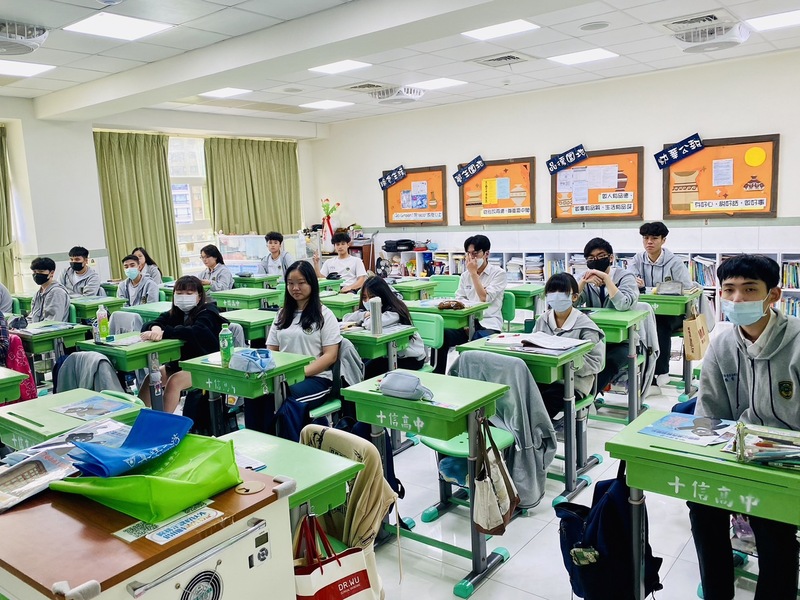 林冠汝主任4月1日在幼華高中做學系特色說明會圖片