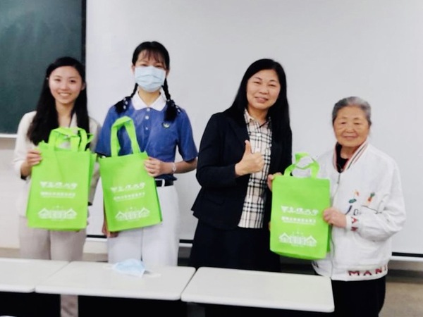 林冠汝在「社會關懷課程」邀請慈濟慈青及志工分享環保的重要與力行圖片